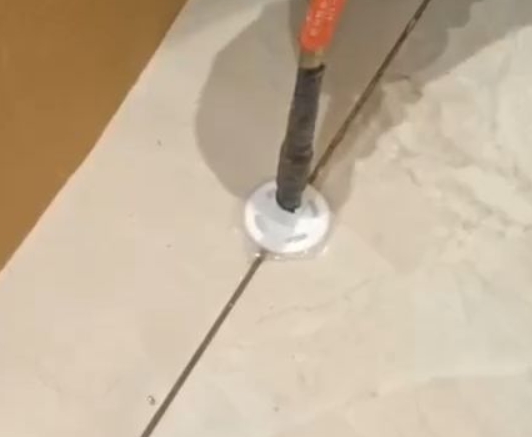 西陵瓷砖空鼓维修公司专业解答瓷砖在铺贴过程中，如果没有涂抹均匀到位的粘结材料（如水泥砂浆或瓷砖胶），可能会导致以下问题