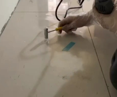 西陵瓷砖开裂维修公司专业分享瓷砖在铺贴前如果没有沥干水分，将会导致以下问题